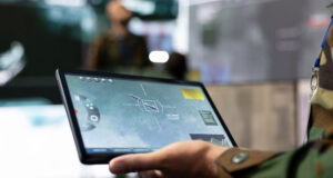 A military operator uses a digital targeting interface during a defense technology demonstration. Image: Aurex