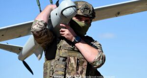 A Ukrainian UAV operator from the 132nd Air Assault Reconnaissance Battalion carries a reconnaissance drone. Photo: Ukrainian Air Assault Forces